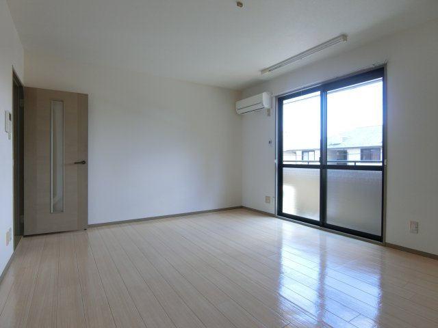 ヴィラ西福原A棟の居間・リビング