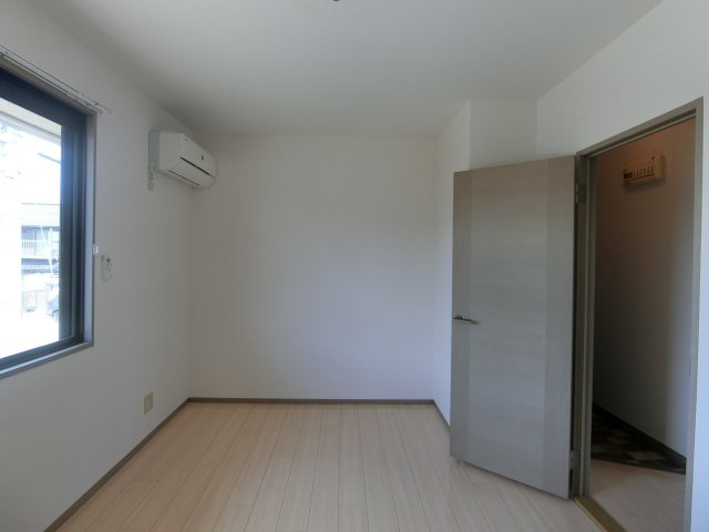 ヴィラ西福原A棟の洋室