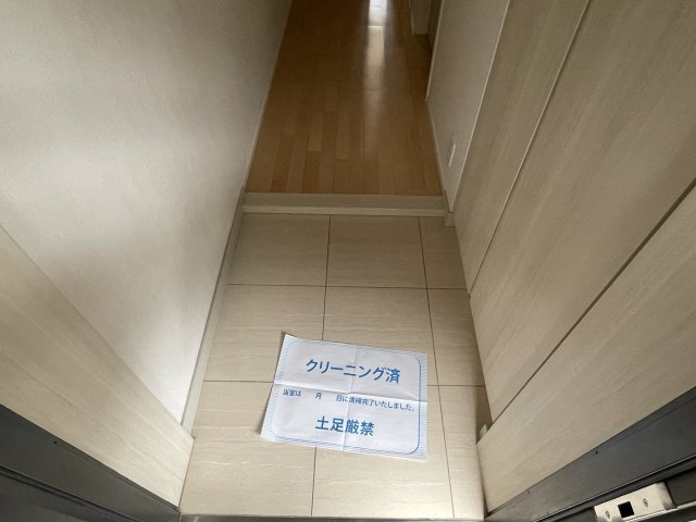 京王府中テラスの玄関