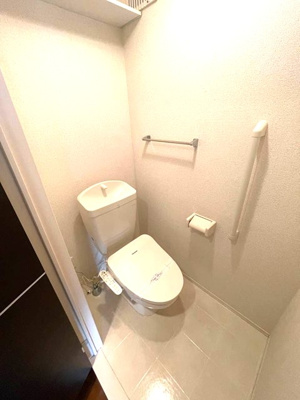 【トイレ】 | プランタン壱番館 | トイレは温水洗浄便座付き♪人気のバストイレ別です♪小物を置ける便利な棚やタオルハンガーも付いています♪