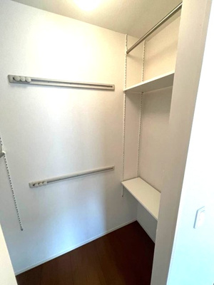 【収納】 | プランタン壱番館 | 洋室5帖のお部屋にあるワンステップクローゼットです！収納したい物のサイズに合わせて棚板などを自由に動かせます☆