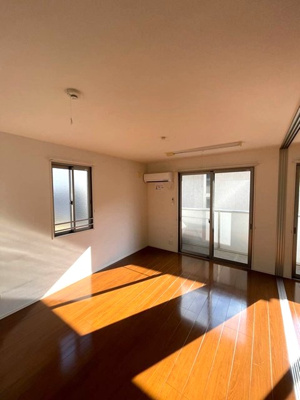 【居間・リビング】 | プランタン壱番館 | 南向きリビングダイニングキッチン12.7帖☆バルコニーに繋がる角部屋二面採光のお部屋です♪エアコン付きで1年中快適に過ごせますね☆