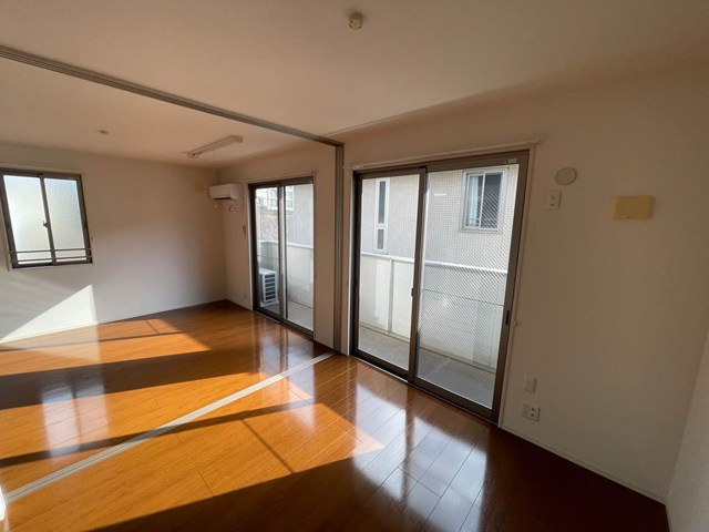 【洋室】 | プランタン壱番館 | 南向き洋室5帖☆バルコニーに繋がるお部屋です！リビングダイニングキッチンとの間には圧迫感のない可動間仕切り付き♪開けるとお部屋が広く感じられます☆