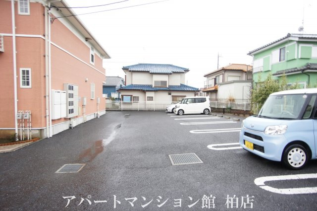 メゾンクレールⅡの駐車場
