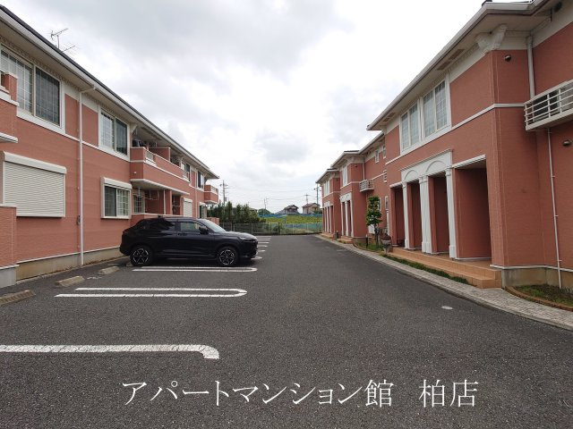 メゾンクレールⅡの駐車場