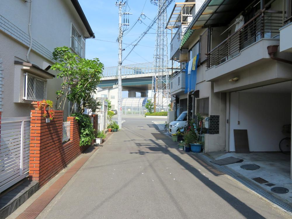 南野口町　中古一戸建ての前面道路含む現地写真