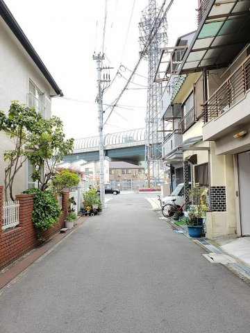 南野口町　中古一戸建ての前面道路含む現地写真