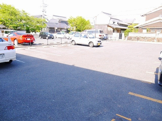 レオパレスＮｉｓｈｉｄａの駐車場|車をお持ちの方に嬉しい駐車場付きの物件です