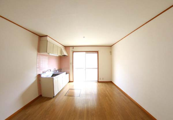 岸和田市西之内町のアパートの居間・リビング|ゆったりとしたリビングです