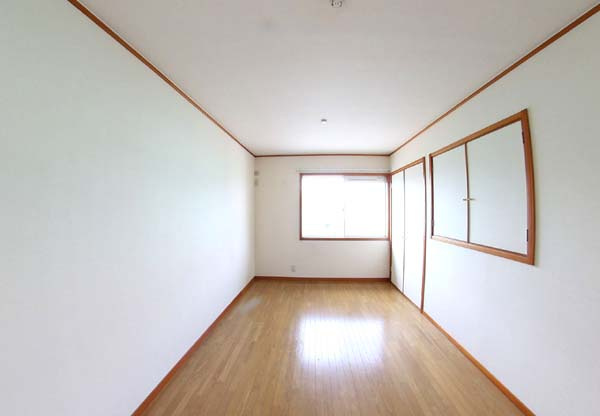 岸和田市西之内町のアパートの居間・リビング|おしゃれな居間です