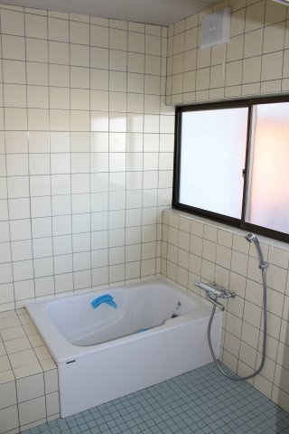 都城市志比田町の中古一戸建の浴室