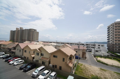 【展望】 | ナタリーマリナタウンシーマスト（リフォーム済） | 【眺望】
廿日市や宮島の海が目の前に広がります！
本当に、惜しまれるのが宮島の花火大会が終了してしまったことです。
しかし、カキ筏も浮かぶような風情のある瀬戸内の海を毎日眺められるのは良いですね。