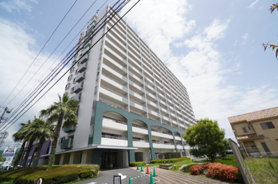 【外観】 | ナタリーマリナタウンシーマスト（リフォーム済） | 【海のイメージ】
建物下層階には、上層階とは違う外観に。
まるで、海に浮かぶ船のような外観は、
清涼感を高い色温度で表現しています。
エントランス部分は雨でも濡れずに乗降者出来る仕様に。