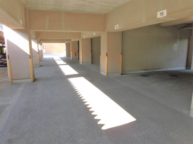 カーサプリメールの駐車場