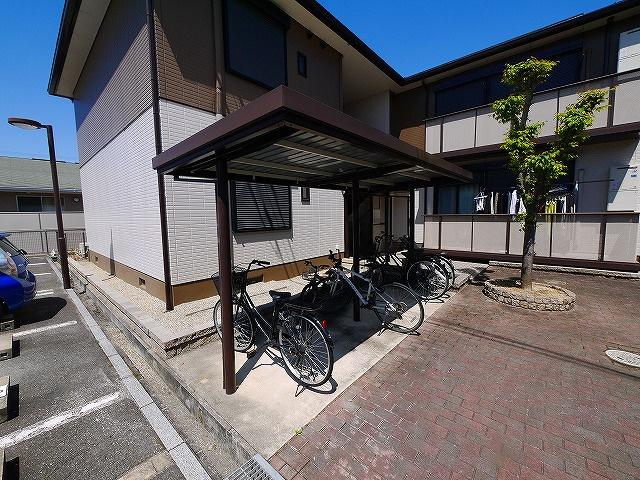 ウィステリア伏見のその他共用部分|雨の日も安心の駐輪場です