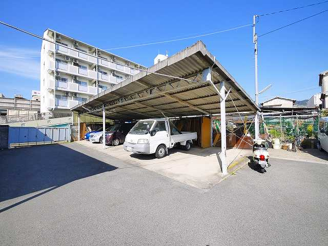 野瀬ガレージの駐車場