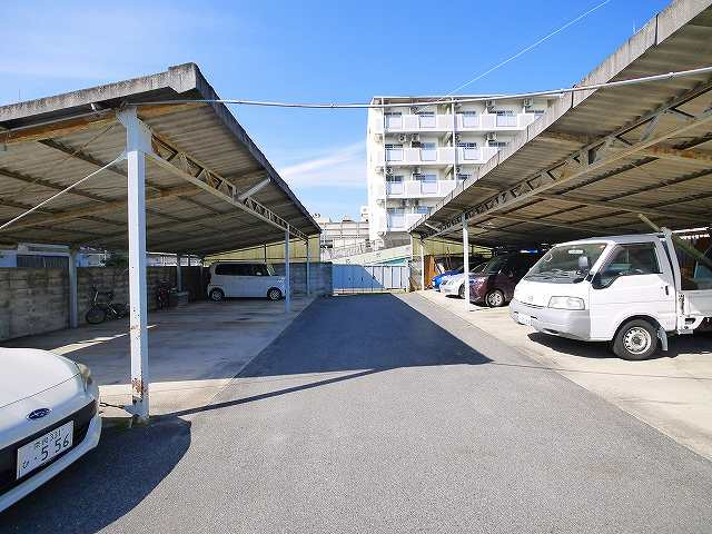 野瀬ガレージの駐車場