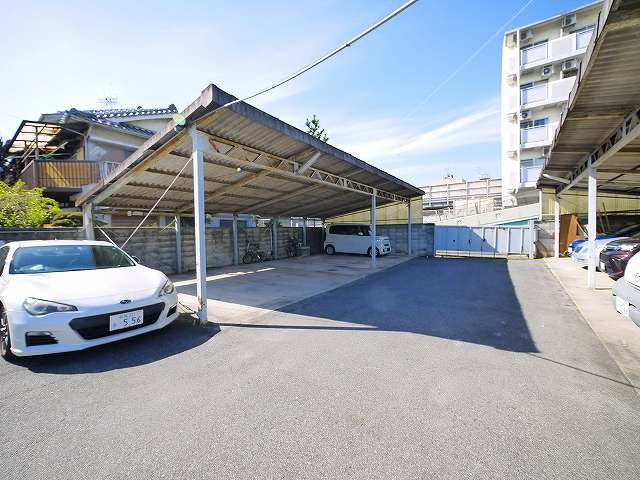 野瀬ガレージの駐車場