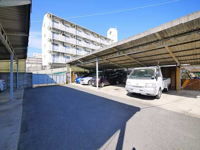 野瀬ガレージの駐車場