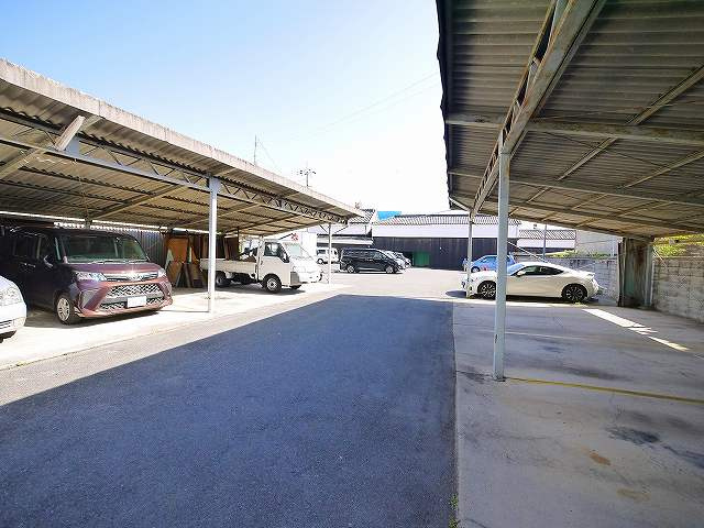 野瀬ガレージの駐車場