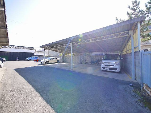 野瀬ガレージの駐車場