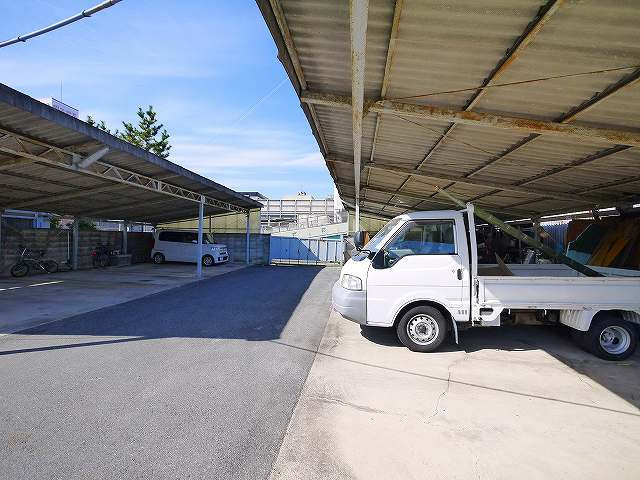 野瀬ガレージの駐車場