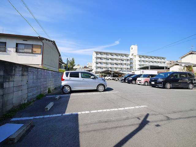 野瀬ガレージの駐車場