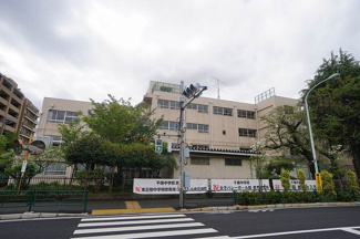 【周辺】 | 徒歩1分の距離にある公立の千歳中学校です。