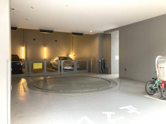 【駐車場】 | エントランス横に駐車場有