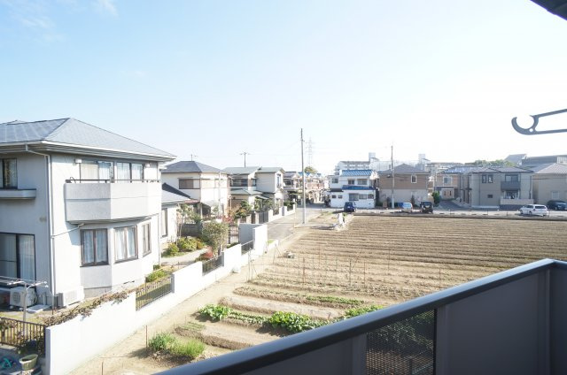 ピーチ宝塚の展望|周辺は畑が広がりのどかな雰囲気です。
参考、同建物・反転間取りの号室