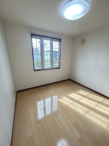 メゾン　ラ　パヴィエ　A棟の洋室