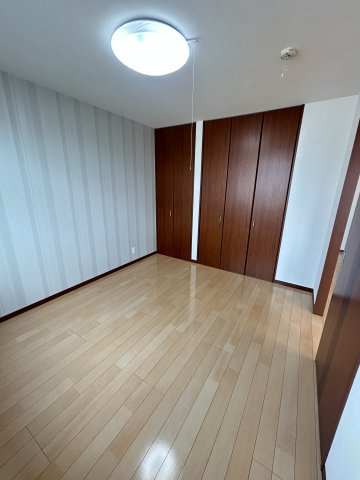 メゾン　ラ　パヴィエ　A棟の洋室