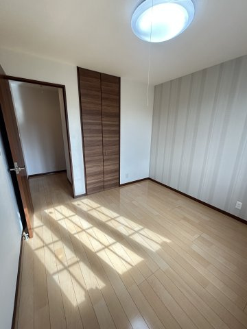 メゾン　ラ　パヴィエ　A棟の洋室