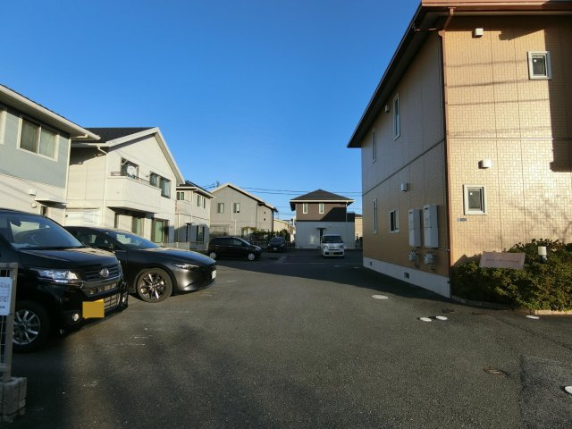 メゾン　ラ　パヴィエ　A棟の駐車場