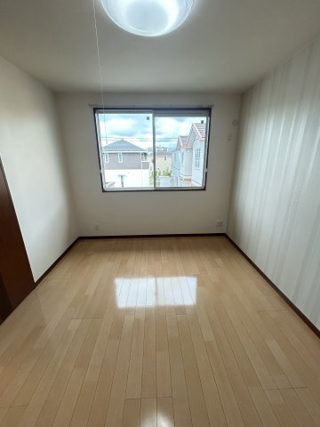 メゾン　ラ　パヴィエ　A棟の洋室