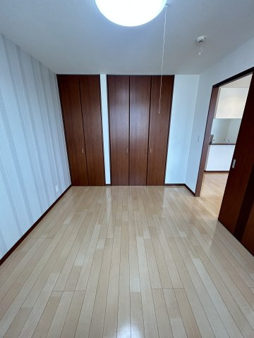 メゾン　ラ　パヴィエ　A棟の洋室