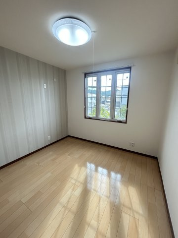 メゾン　ラ　パヴィエ　A棟の洋室