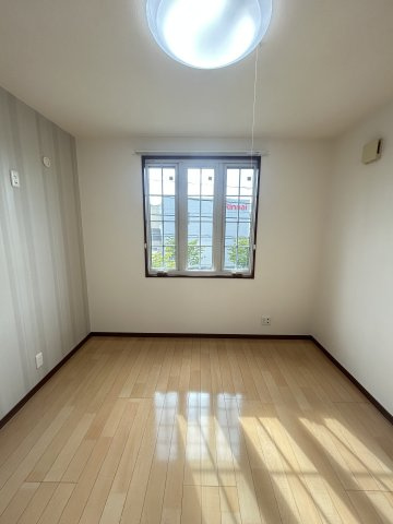 メゾン　ラ　パヴィエ　A棟の洋室