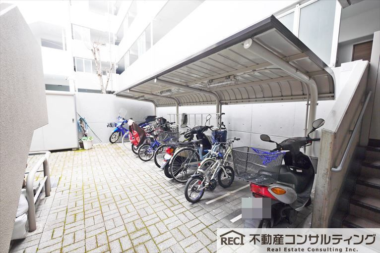 カルチェ西灘の駐車場