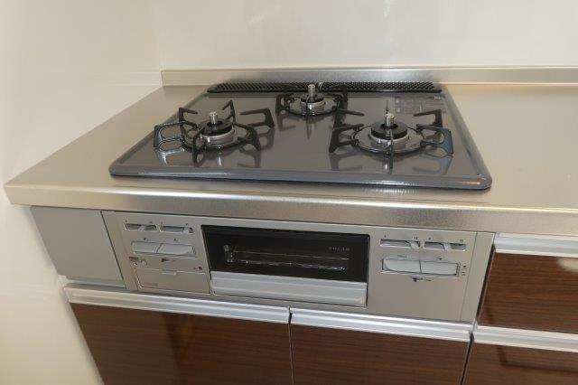 セジュールステアAのキッチン|３口ガスコンロ