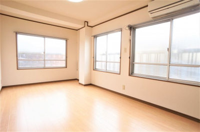 【寝室】 | トモヒサビル | ２面採光の明るい洋室はお勧めです