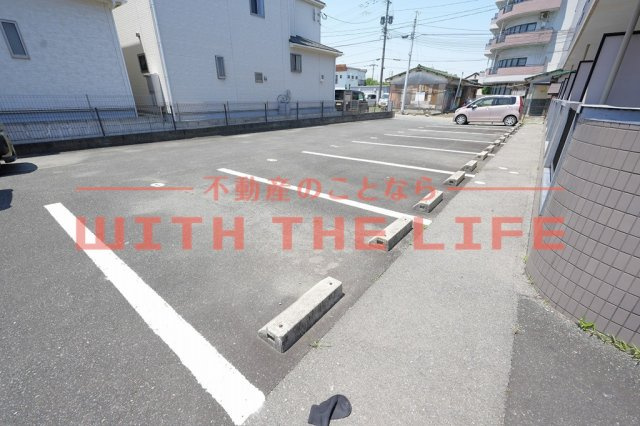 サリナス【キャッシュバック対象】の駐車場|車をお持ちの方に嬉しい駐車場付きの物件です