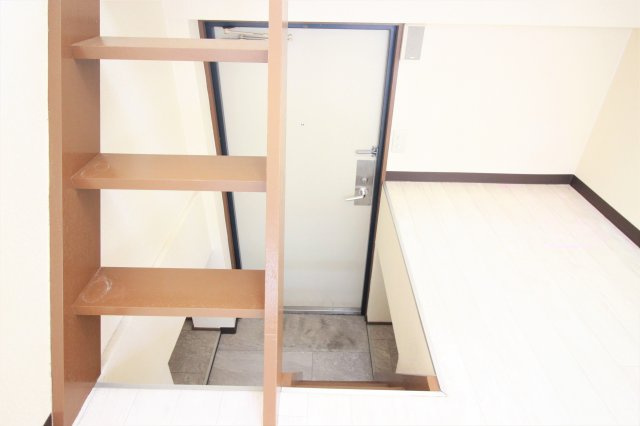 【玄関】 | クリスタル通り　弐番館