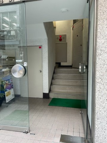 越後屋ビルのエントランス