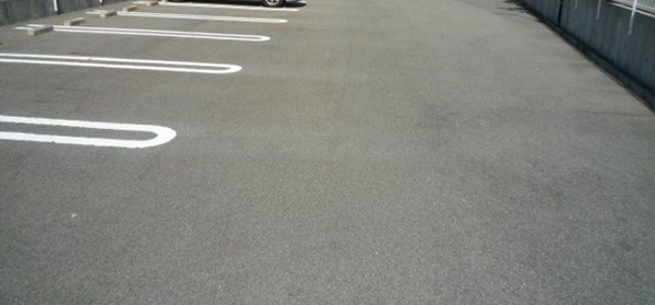 ラフィネ上浜の駐車場