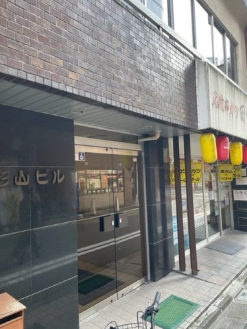 影山ビルのエントランス