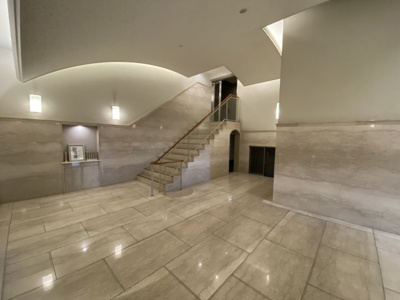 【ロビー】 | メゾン岡本7丁目 | 重厚感のあるエントランス。