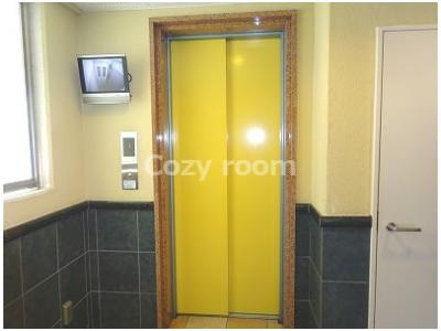 【その他共用部分】 | ヴェローノ新大阪北 | 防犯カメラ付きのエレベーターです。