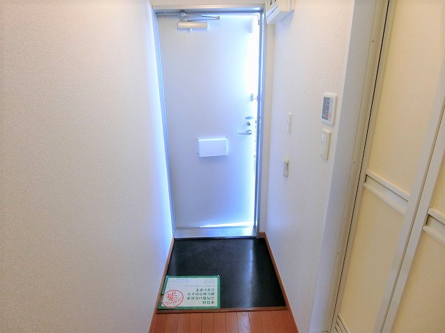 カーサロイヤル福生の玄関