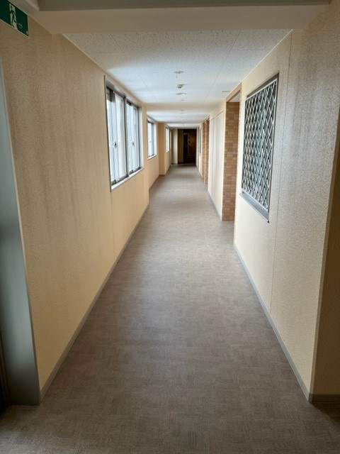 ビブレ西方のその他共用部分|共有廊下です。
内廊下式ですので、エレベーターを降りてからお部屋まで、雨・風・雪の心配もありません。温かいですよ